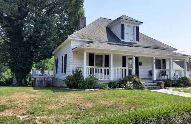 120 year old home located in the heart of Mayberry and the Yadkin Wine Valley