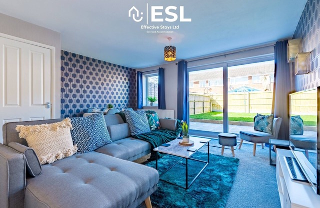 12SPWD - 3 Bedroom House with Garden & Parking