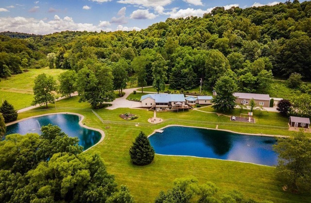 Maison de vacances et pavillon pour familles de 13 chambres à coucher; plus 3 pads RV (complet)