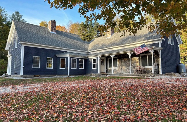 13 Beds, 17 Guests -Hot tub- 15 mins to Sunday River!