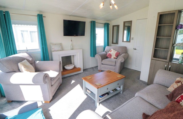 13 GOSLING, pet friendly, country holiday cottage in Cayton Bay