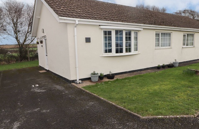 13 GOWER HOLIDAY VILLAGE, pet friendly, with a garden in Scurlage