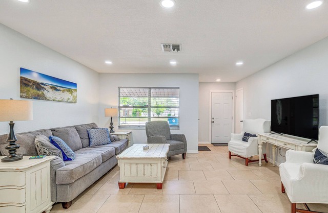 13 Mi to Hudson Beach: Spring Hill Home w/ Lanai