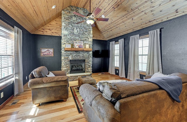13 Mi to Lake Chatuge: Hiawassee Cabin w/ Views!