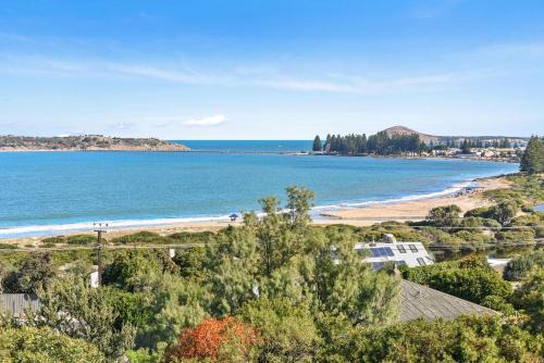 13 The Crescent - BYO Linen - Ocean Views - Wi-Fi