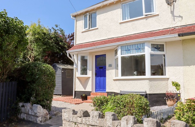 13 THE CRESCENT, pet friendly, with a garden in Rhos-On-Sea