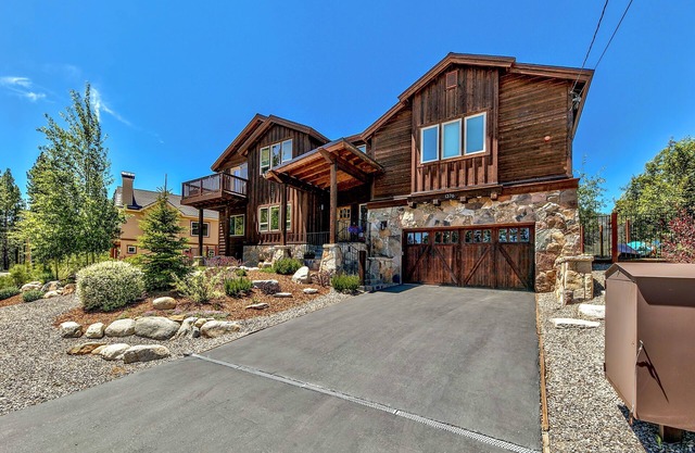 1376MD.4 Bedroom Mountain Contemporary Home -Views, Quiet & Peaceful Retreat