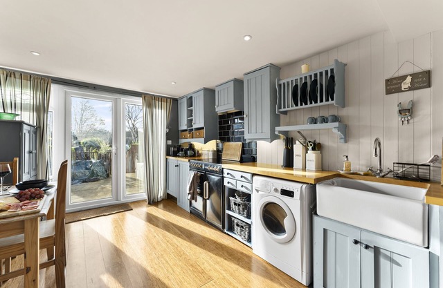 139 I Out Westgate St I Characterful & Peaceful 1BR House.