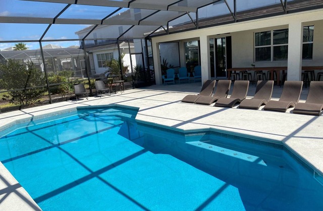 14 Bedroom mansion that sleeps 40 people. Host your wedding reception here