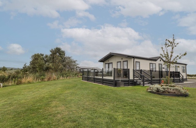 14 FAIRWAYS, family friendly, with pool in Burnham-On-Sea