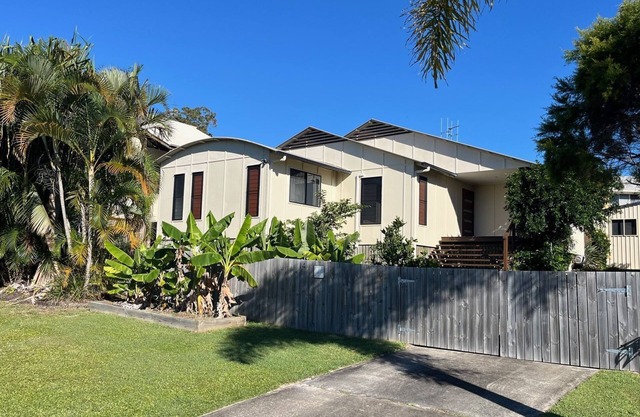 14 Manooka Drive - Rainbow Beach. Stylish beach house.