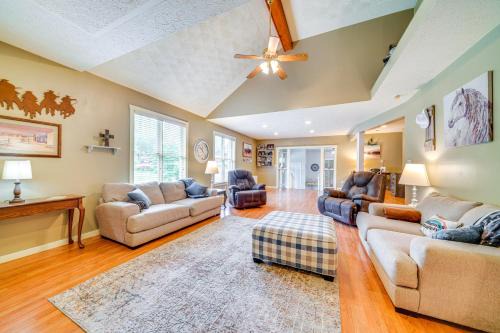 14 Mi to Dtwn Louisville Holiday Vacation Home!
