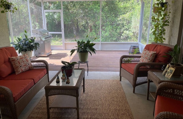 14 miles from beach - minutes to I-75, dining, shopping & golf.