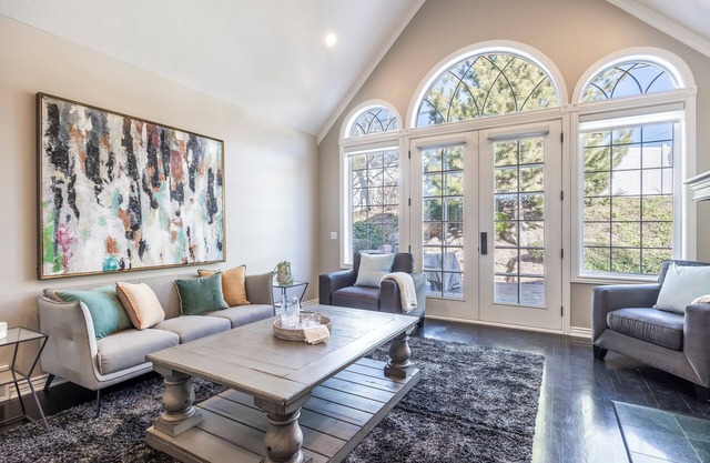14 miles from Snowbird- Sleeps 16, Hot Tub, Gameroom- 15 Min to Temple Square