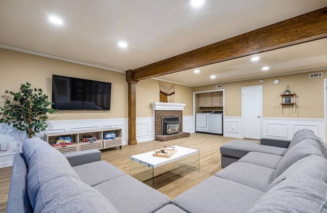 14003 Maebeth · ❂Mayflower Cottage❂ Ping Pong Table / Fiber Wifi!