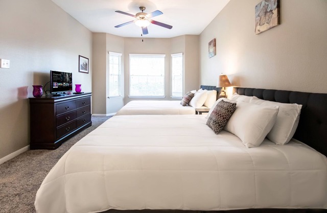 (1416)-Walking Distance to TX Med Ctr. Luxury Private 2/2, 4 queen beds