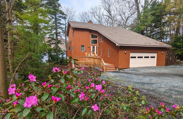 #146 - Waterfront Charm on Lake Sunapee
