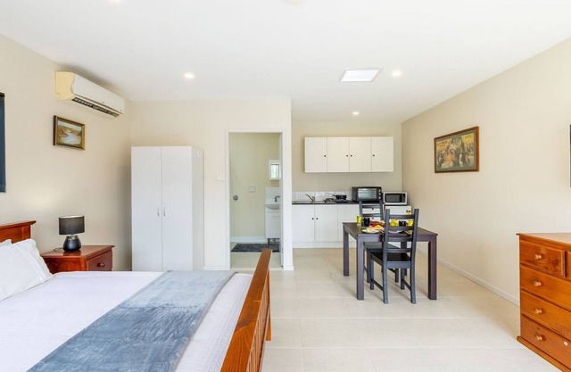 14A Grafton St - Pet friendly studio with air con and wi-fi