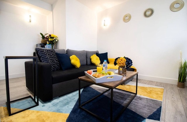 14CB Apartment 2 Bedroom Sleeps 4 Long Stay Disc
