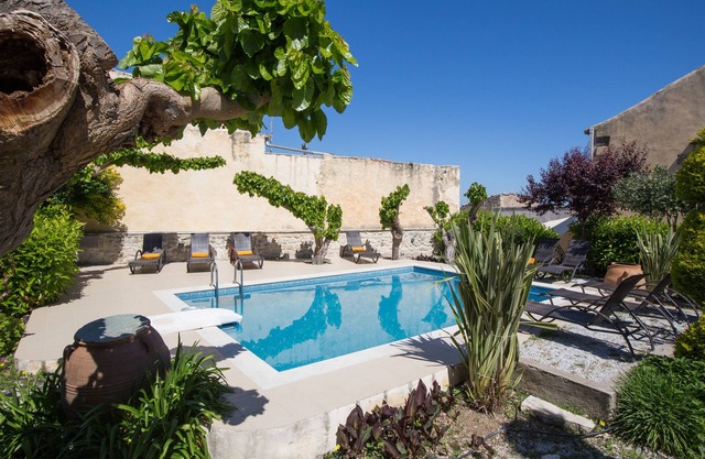 Suite en pierre à ciel ouvert vénitienne du 14ème siècle avec piscine commune et terrasse privée
