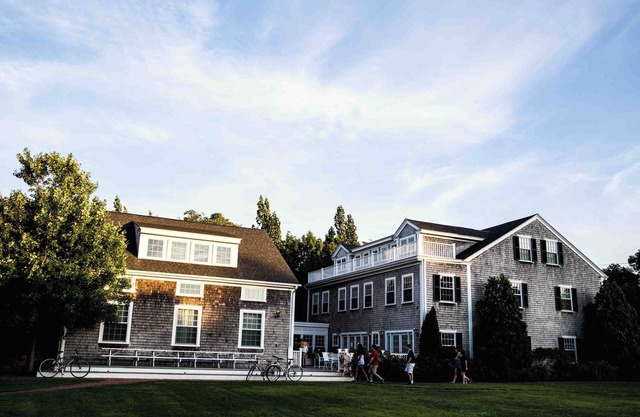 15 bedroom home walking distance to Edgartown