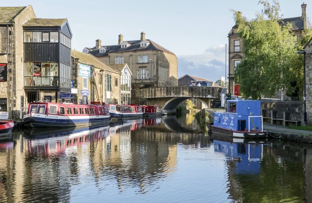 15 CLITHEROE, family friendly, with open fire in Skipton