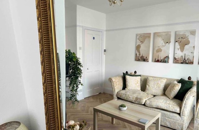 15 Comfort House 2 bed townhouse with parking