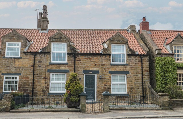 15 HIGH STREET, pet friendly, character holiday cottage in Burniston