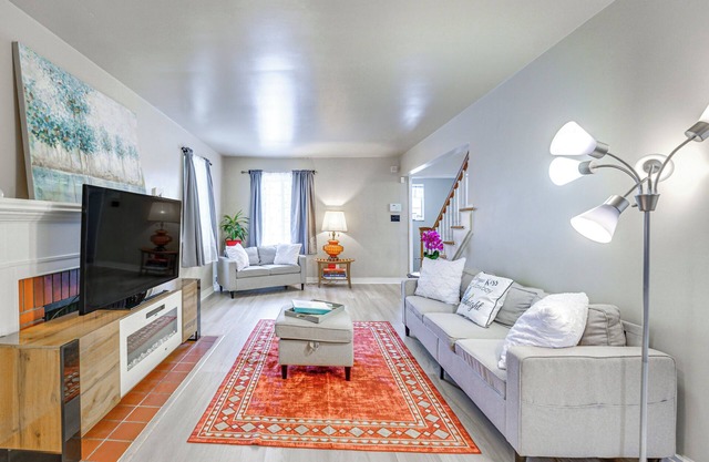15 Mi to Dtwn Detroit: Cozy Family Home w/ Yard!