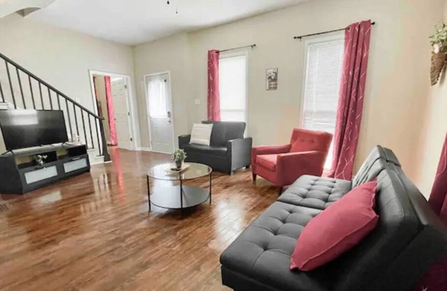15 Min/Lucas Oil, Sleeps 10! Host w/1,000 Reviews!
