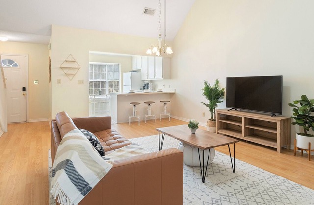 Bright Townhome near Golf Course off I-10 (Pool)