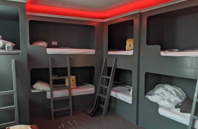 15 min walk to Anfield stadium sleeps 7 purpose built bunk bed