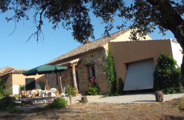 A 15 minutes de Cordoue maison en pierre dans prairie de 120 Ha avec petit château