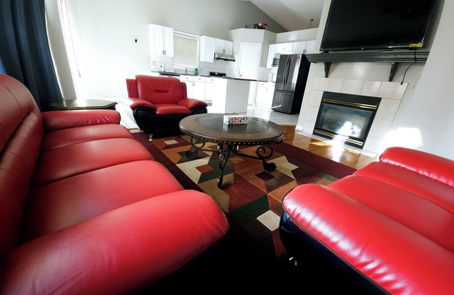 15 minutes to downtown and Airport, 2 minutes to Highway, Cozy 5 Bedroom house
