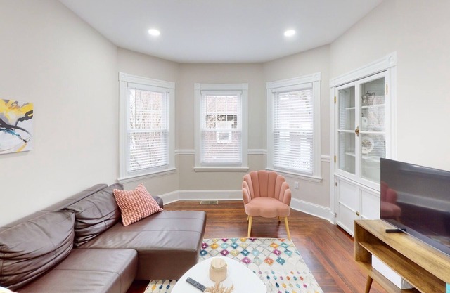 15 minutes to Fenway Park! Family-sized unit offers free parking.