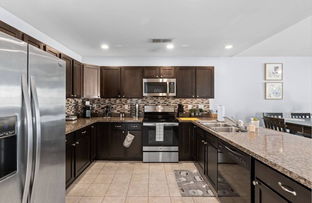 15 Minutes to the horse park! Cozy 3 Bed, 2 Bath stay