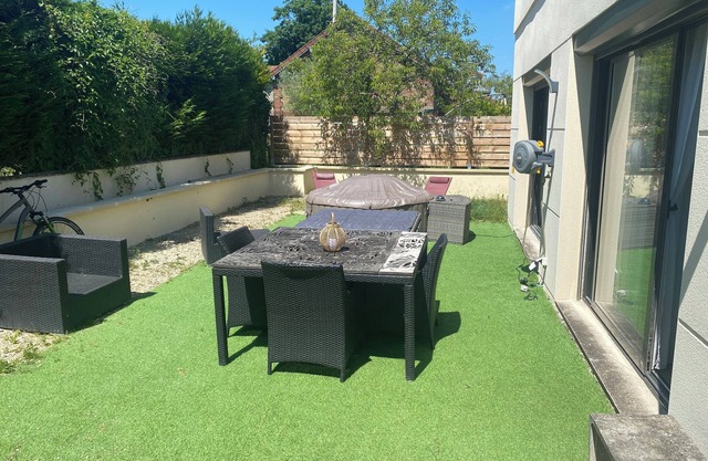 15 mn Paris et 15 mn Disney 3 mn JO Vaires 3 ch terrasse bbq baignoire jacuzzi