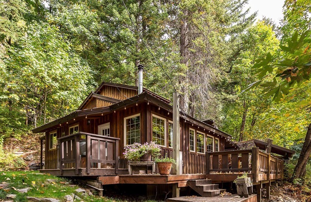 Votre propre cabane dans les arbres avec bain à remous, wifi gratuit, foyer au propane et Fido OK