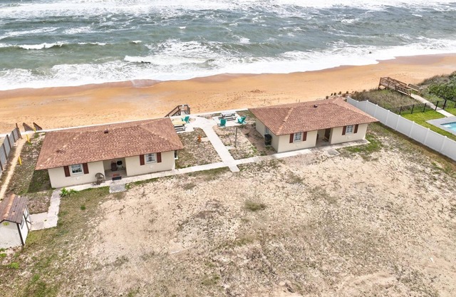 Se détendre! Étapes de la plage tranquille! Le Quarter Deck Cottage à Flagler Beach. Bel emplacement en bord de mer.