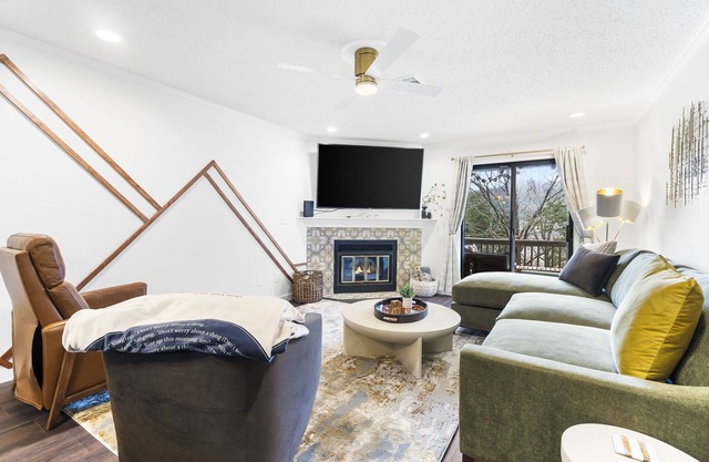 15% Off Pet-Friendly Condo at Pointe Royale water view and West Elm furniture!