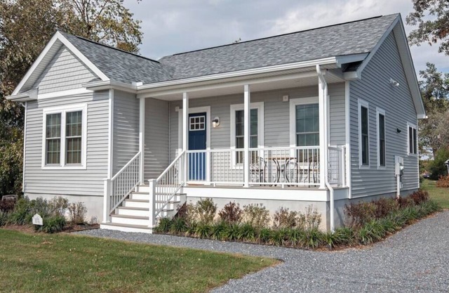 Cozy Summer Cottage With Water view - Book today!