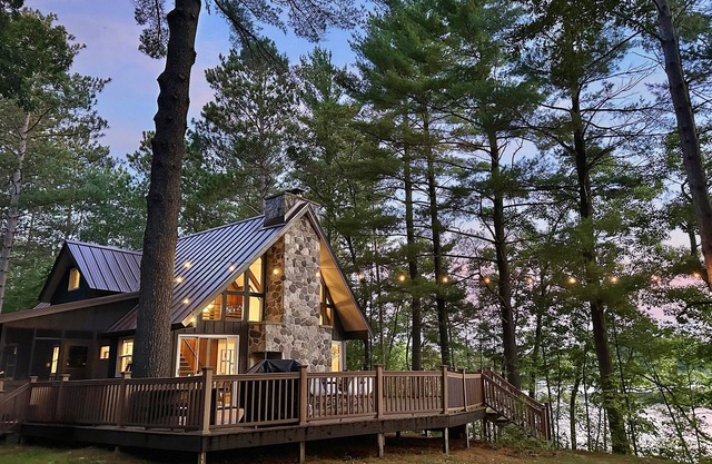 Lakefront Chalet: Dock, 20 Minutes from WI Dells, Coffee Bar