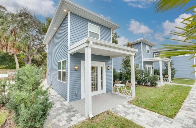 Charming 1 bedroom Tiny Home with Pool -"Shelly"