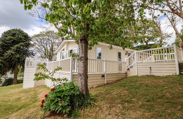 155 WOODLAND HALL (LYONS), pet friendly, with a garden in Ruthin