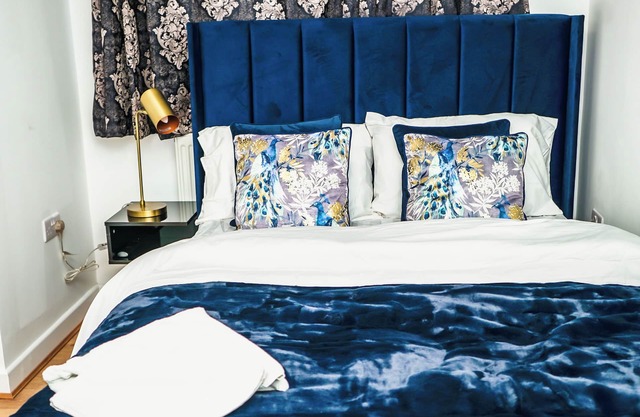 15mins from City Airport. 10mins from Excel. Quite, Comfortable & Clean.