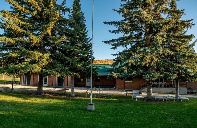 Lodge de 16 chambres côté rivière sur 3 acres à Bear Lake -sleeps 60