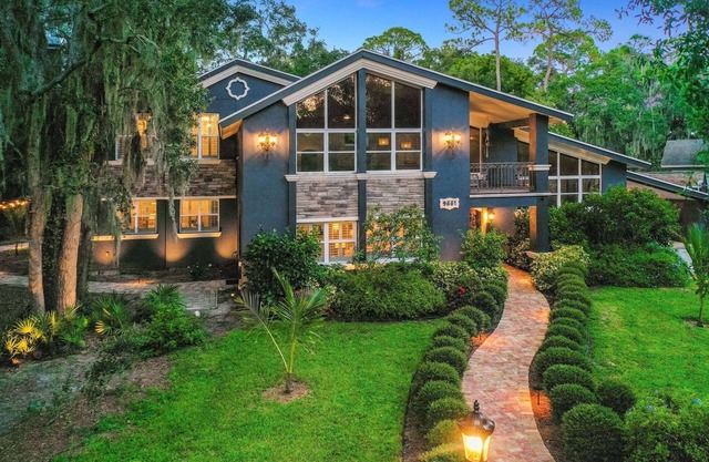Weddings, Sleeps 28, 2 Acres, Salt POOL+Hot tub