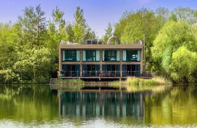 16 Huntsman Lake, Lakes by Yoo, 4 bed/sleeps 8 +2 kids, roof top/Spa/pool