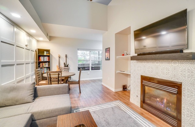 16 Mi to DIA: Townhome w/ Fireplace in Aurora