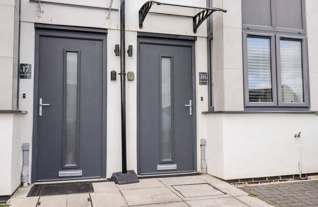 16 OCEAN HEIGHTS, pet friendly in Newquay
